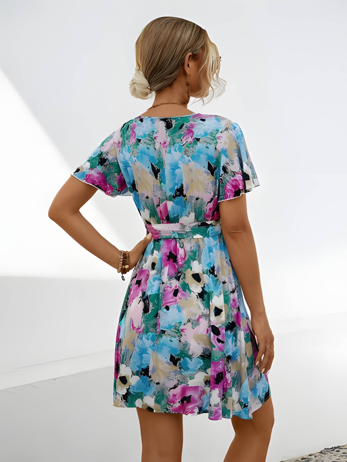 FLORAL CHARM – Mini Kleid mit Taillengürtel und Blumenmuster