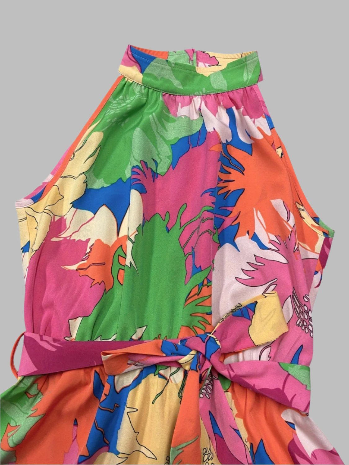 SUNSET BLOOM – Kleid mit Stehkragen und Bindegürtel