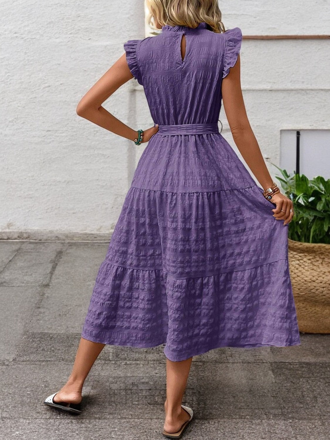 SUNNY CHARM – Midi Kleid mit Rüschensäumen und Bindegürtel