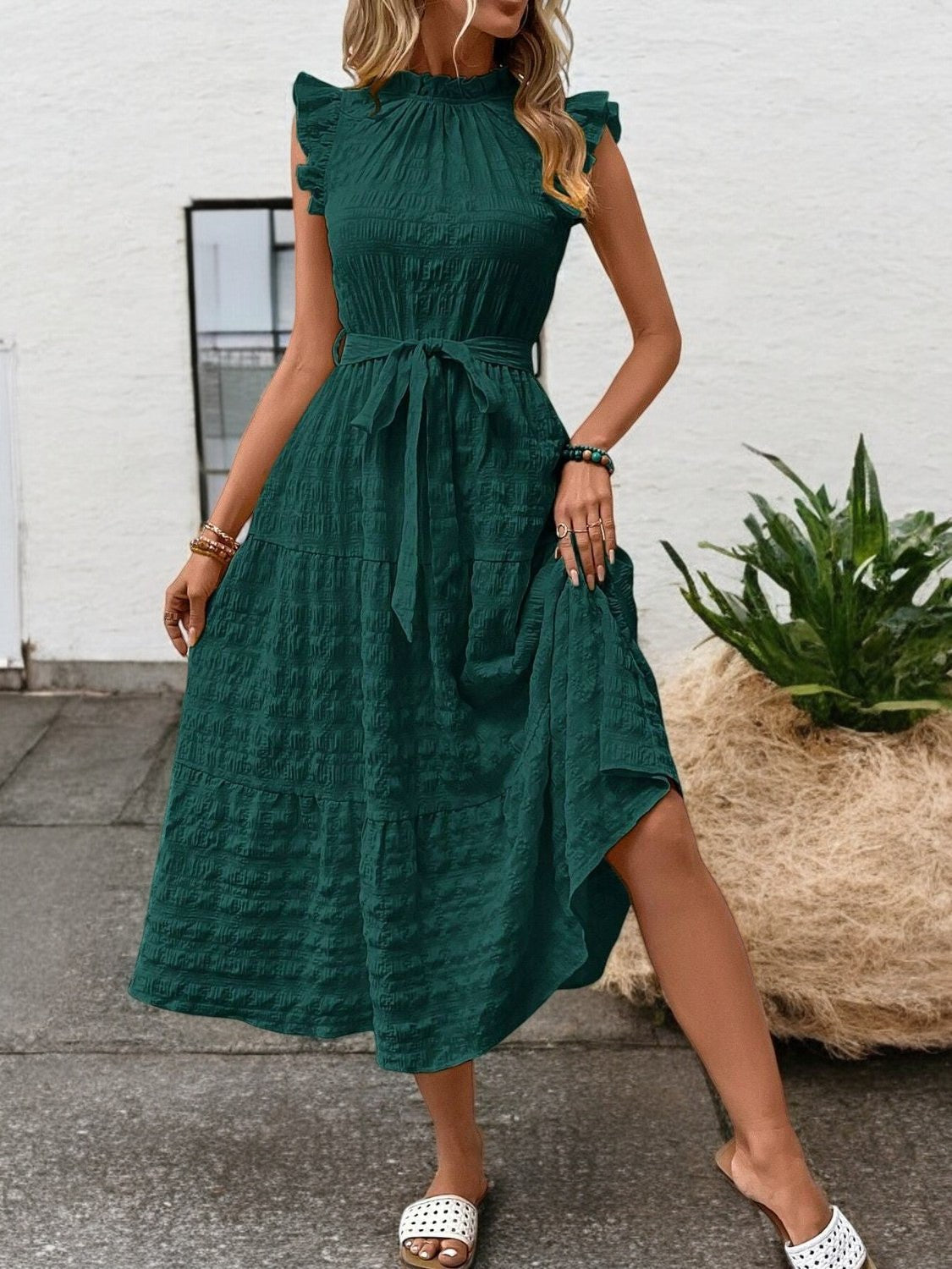SUNNY CHARM – Midi Kleid mit Rüschensäumen und Bindegürtel