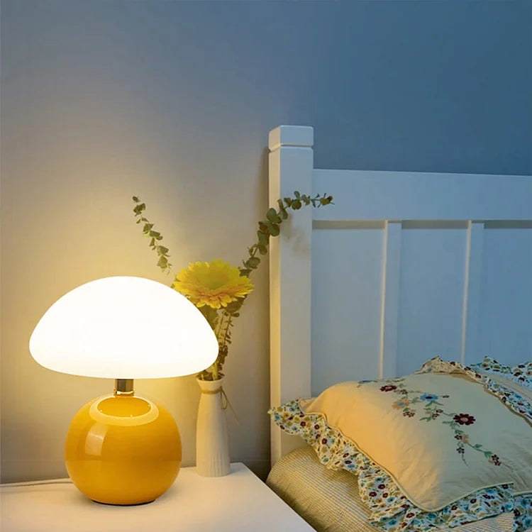 Elegante Tischlampe aus Keramik mit Warmweißer LED-Beleuchtung - Kompakte Nachttischlampe in Cremefarben, Ø 20 cm-3