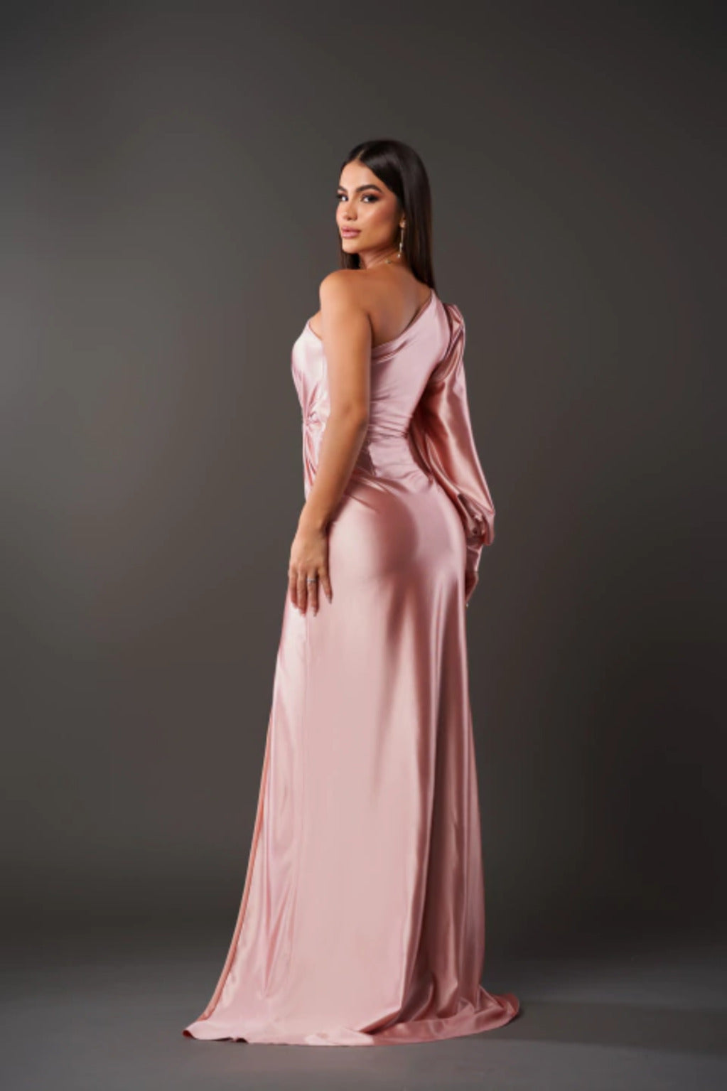 Kyara – Elegantes One-Shoulder-Satinkleid Mit Seitenschlitz