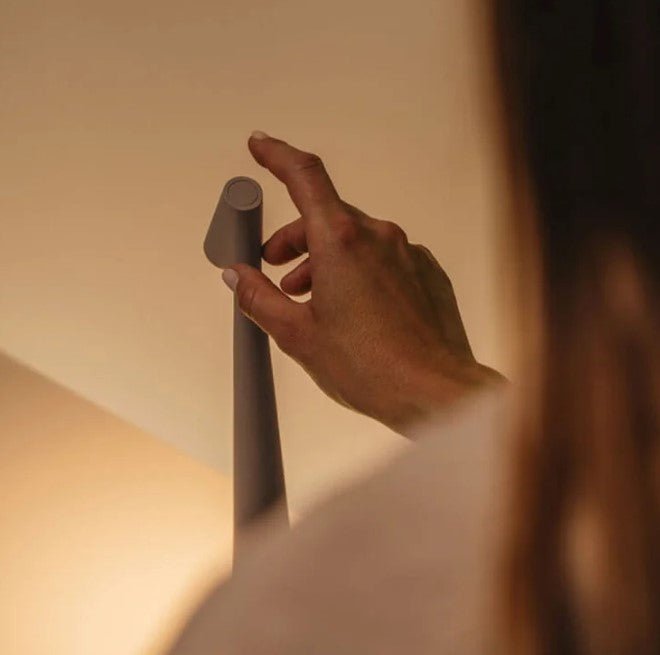 Drahtlose LED Tischlampe Dimmbar mit Touch-Funktion - Minimalistische Akku Tischleuchte aus Aluminium-2