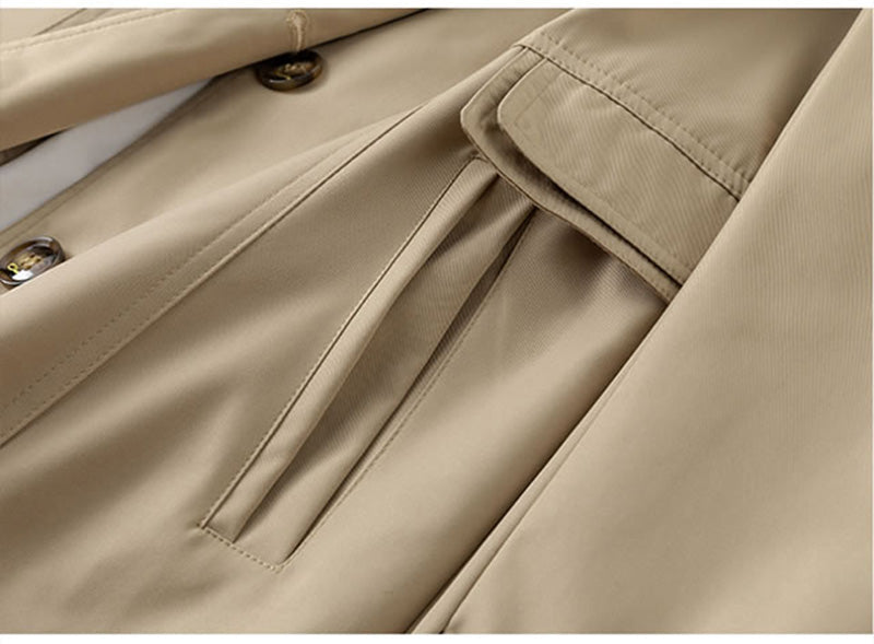 Clara – Moderner Trenchcoat mit hohem Kragen und Knöpfen