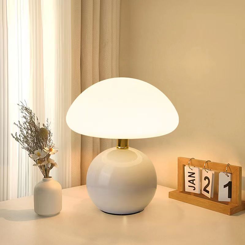 Elegante Tischlampe aus Keramik mit Warmweißer LED-Beleuchtung - Kompakte Nachttischlampe in Cremefarben, Ø 20 cm-2