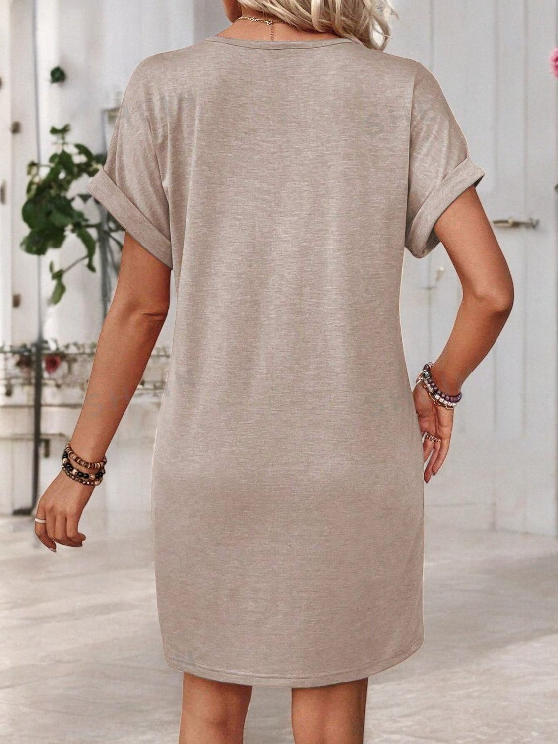 SUNLIT BREEZE – V-Ausschnitt Knopf Sommerkleid