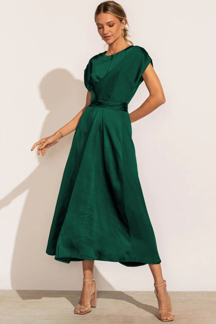 SIERRA – Satin Kleid mit Kreuz-Überwurf und V-Ausschnitt
