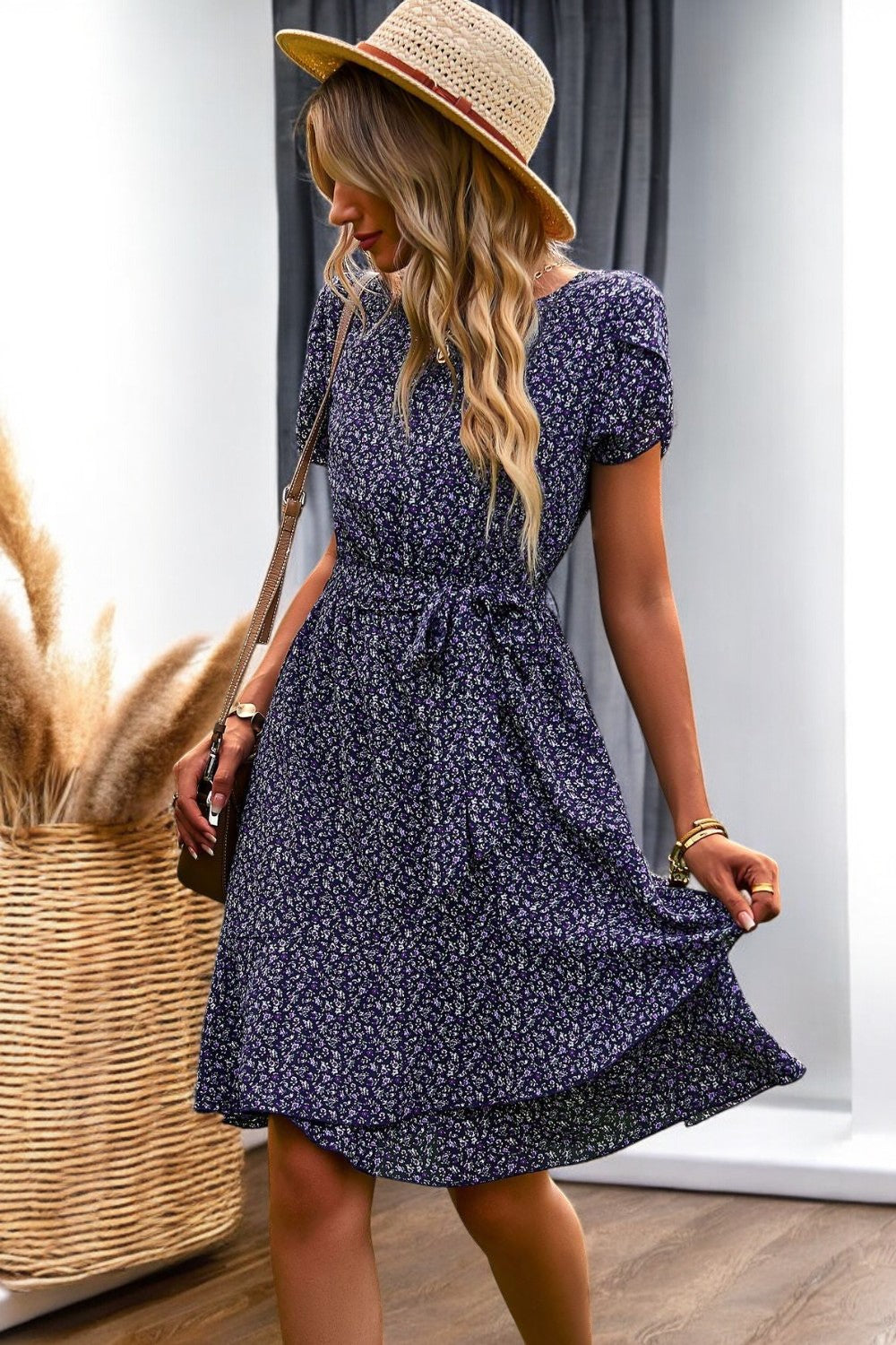 FLORAL PETAL – Mini Kleid mit Gürtel und Blumenärmeln