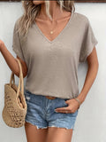 T-Shirt mit V-Ausschnitt | Schlichte Eleganz für jeden Anlass
