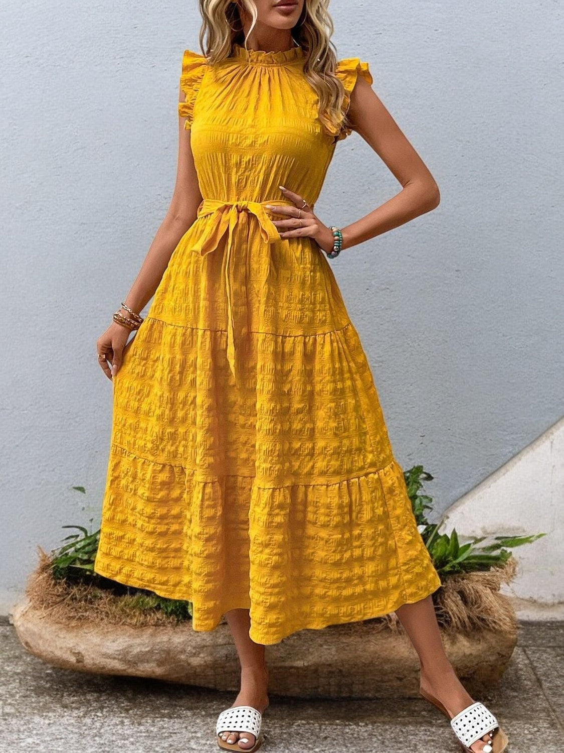 SUNNY CHARM – Midi Kleid mit Rüschensäumen und Bindegürtel