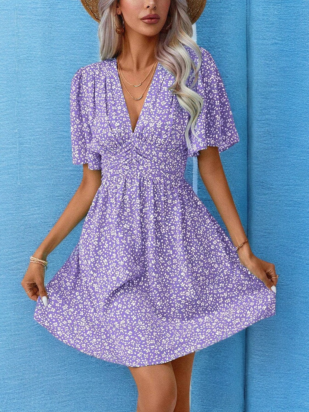 FLORAL V-NECK MINI DRESS – Sommerliches Kleid mit Blumenmuster und V-Ausschnitt