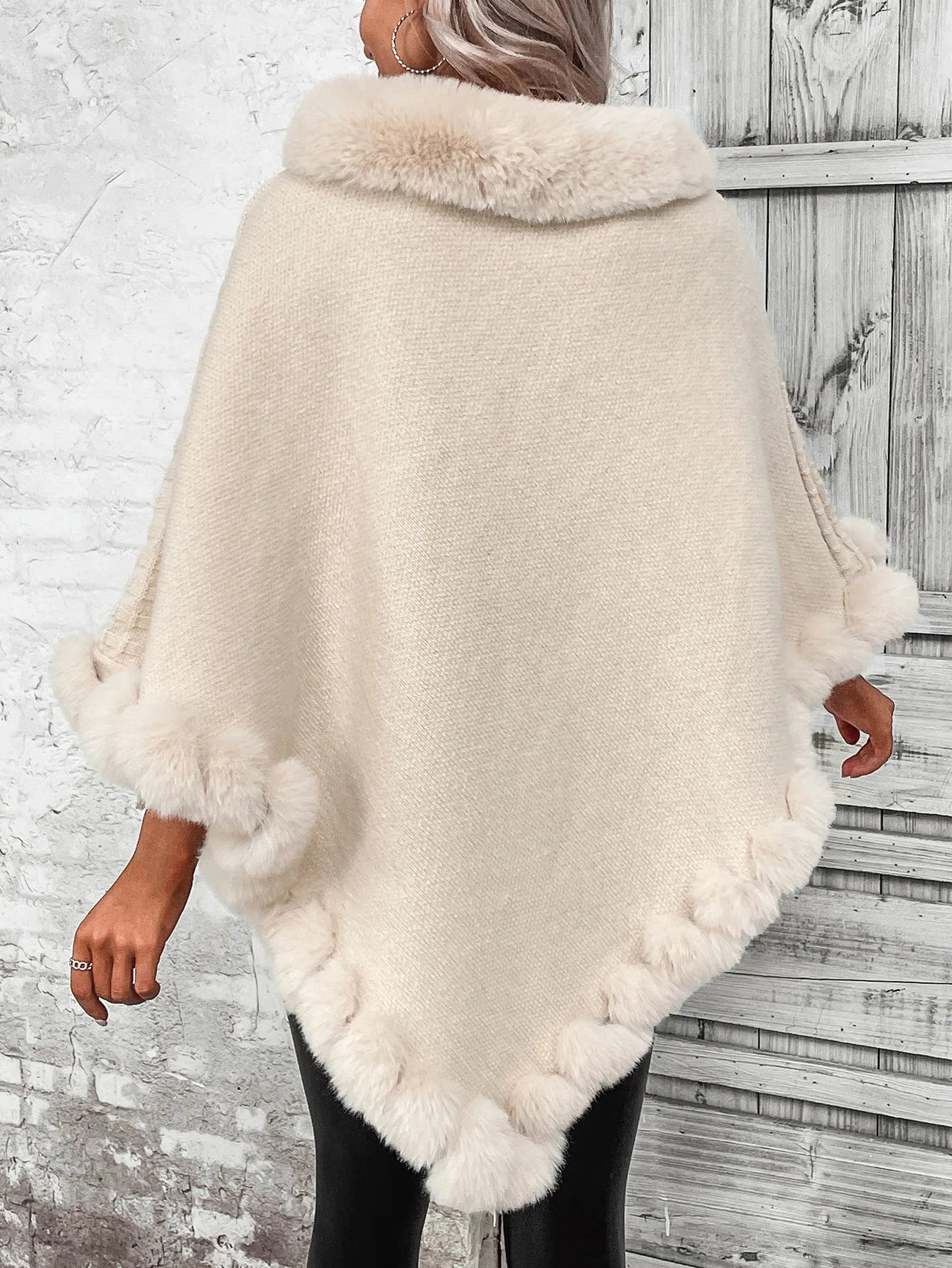 Beiger Eleganter Poncho-Pullover