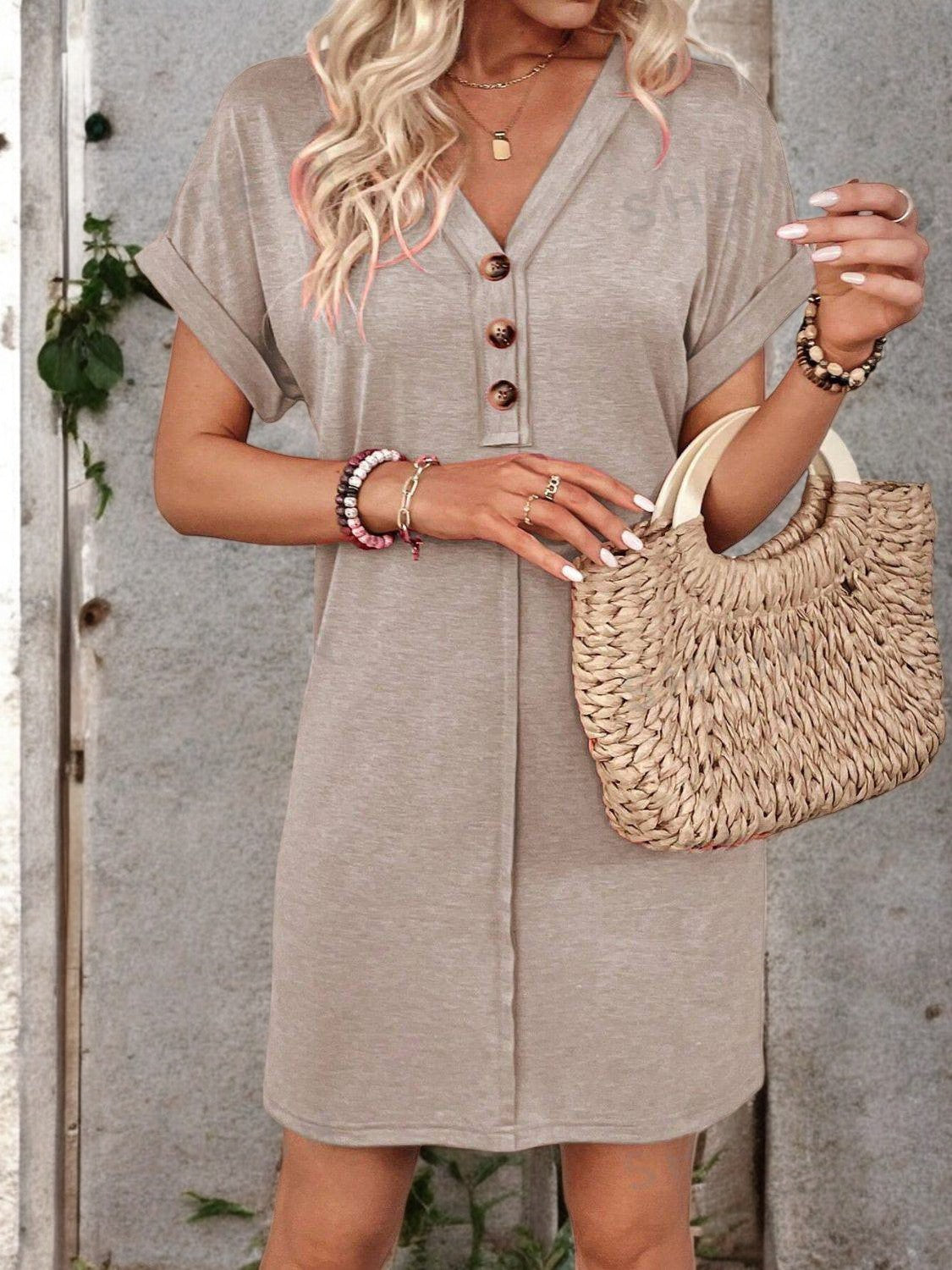 SUNLIT BREEZE – V-Ausschnitt Knopf Sommerkleid