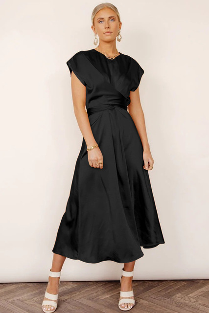 SIERRA – Satin Kleid mit Kreuz-Überwurf und V-Ausschnitt