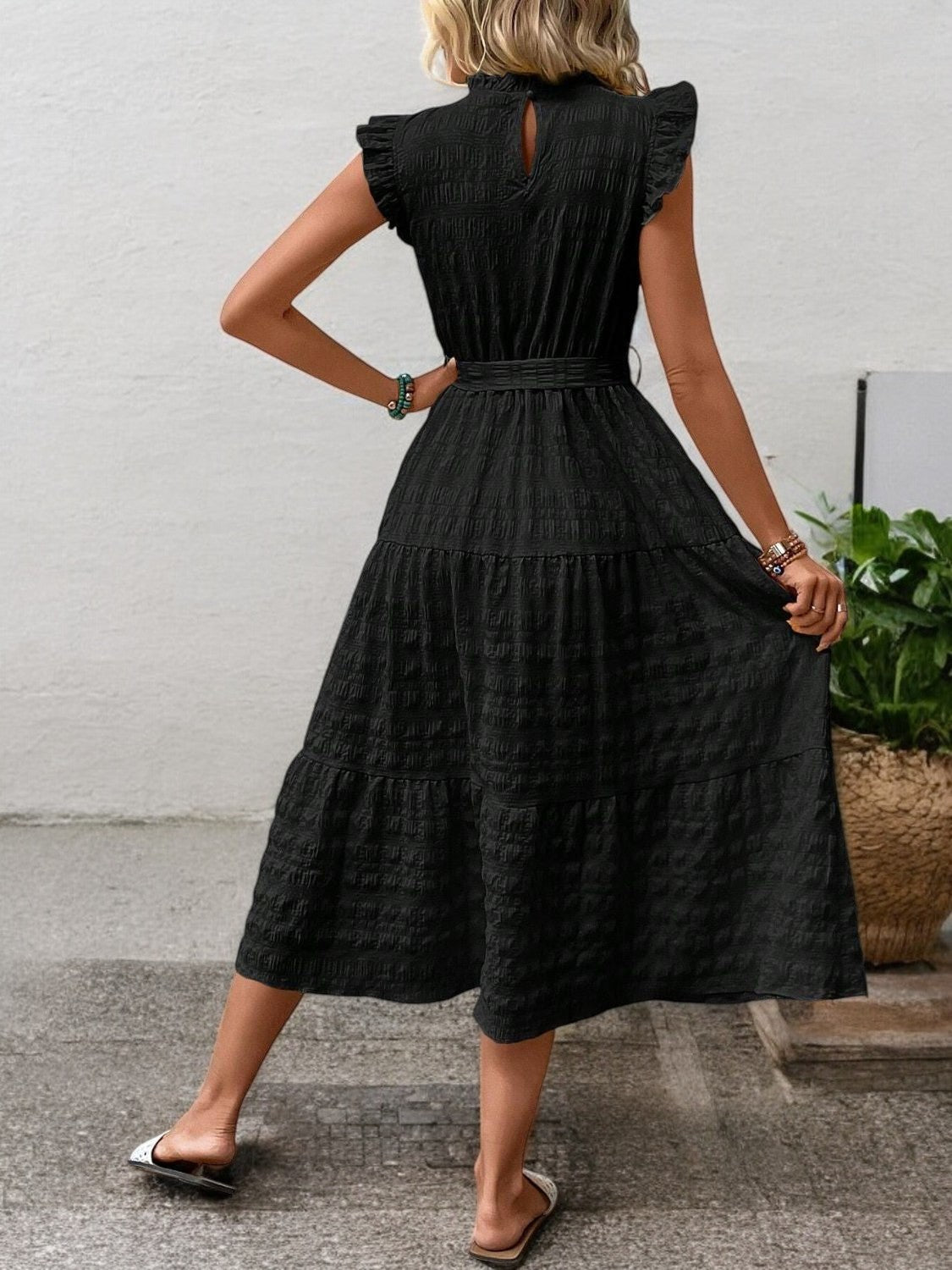 SUNNY CHARM – Midi Kleid mit Rüschensäumen und Bindegürtel