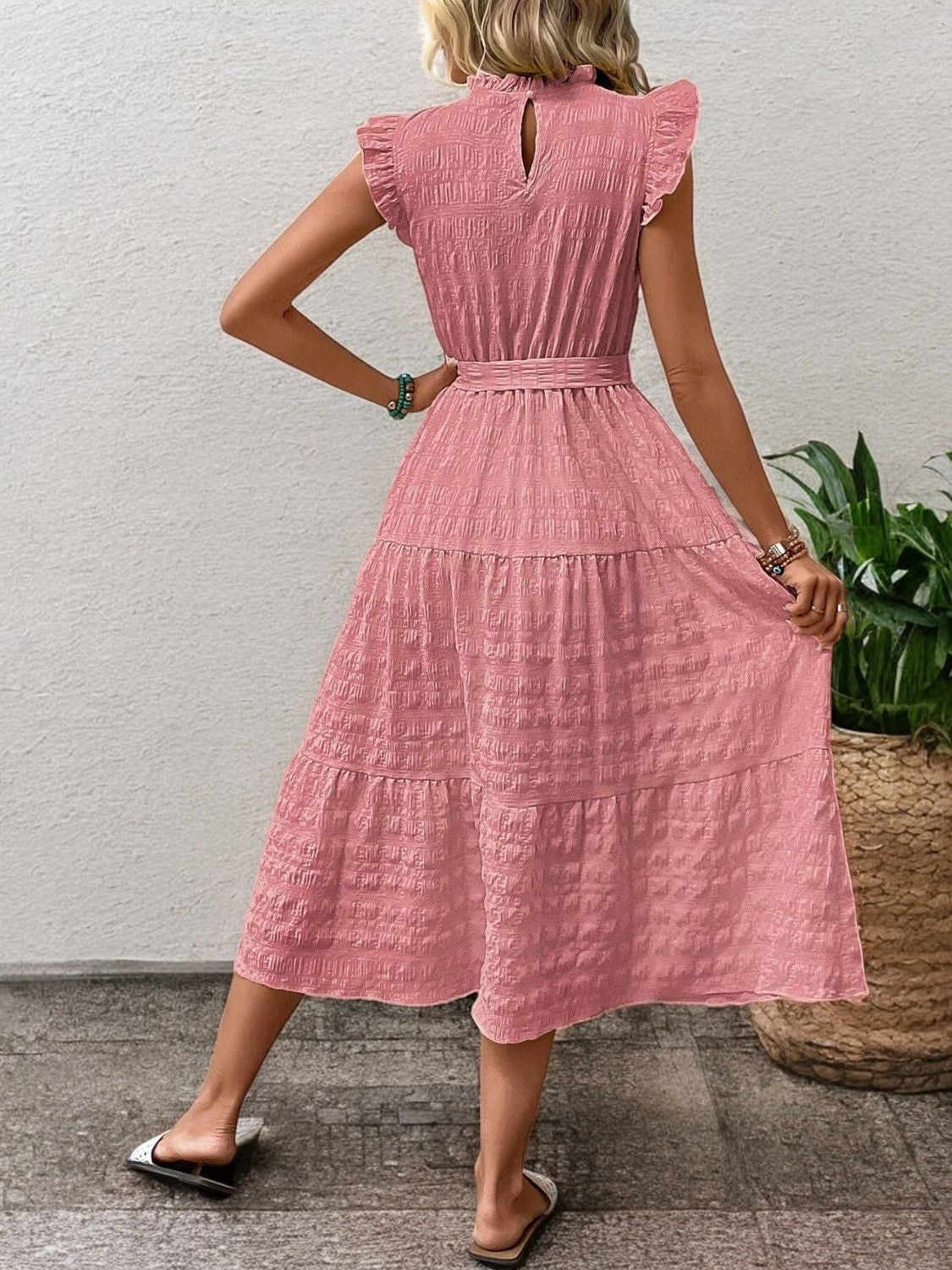 SUNNY CHARM – Midi Kleid mit Rüschensäumen und Bindegürtel