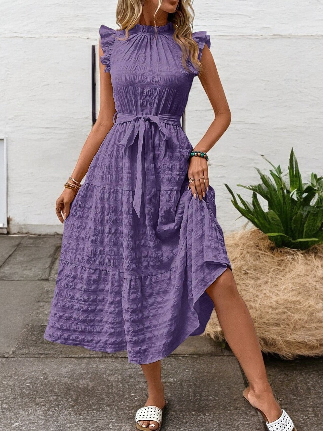 SUNNY CHARM – Midi Kleid mit Rüschensäumen und Bindegürtel