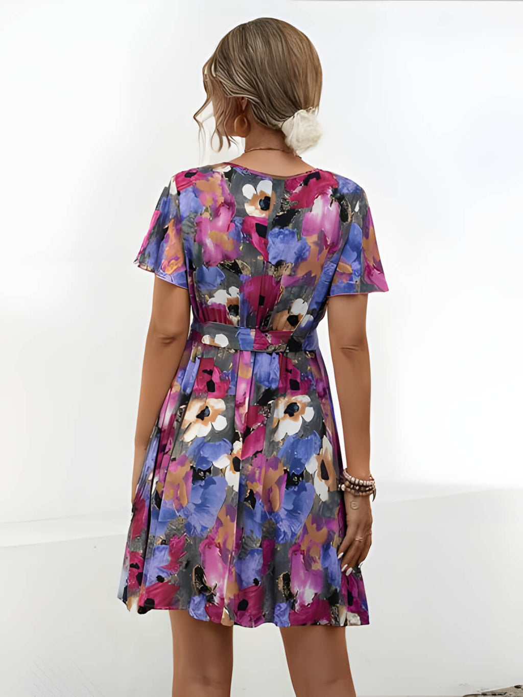 FLORAL CHARM – Mini Kleid mit Taillengürtel und Blumenmuster