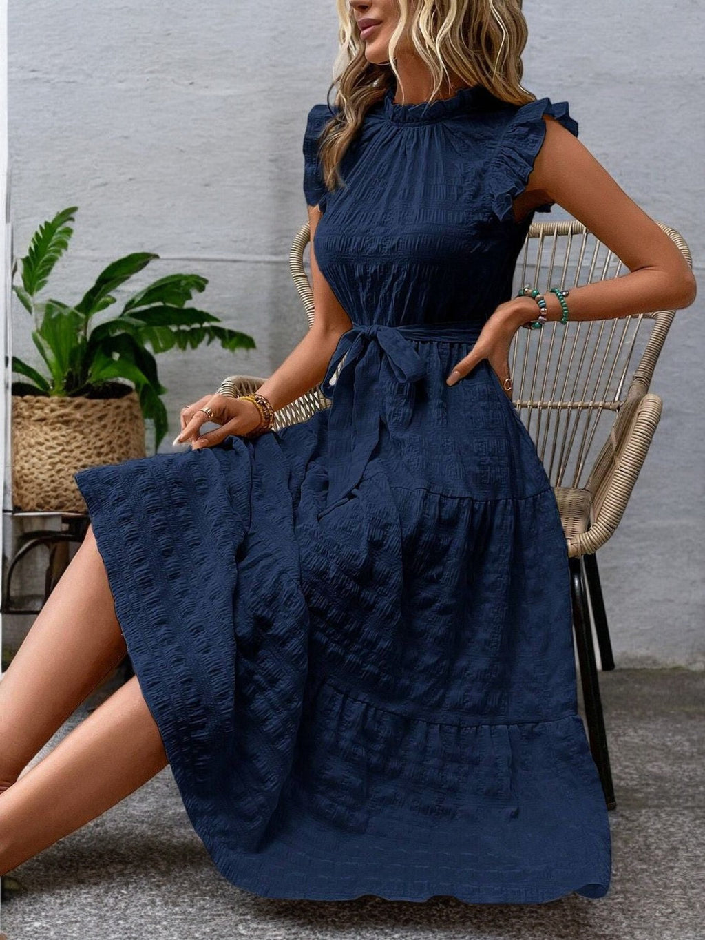 SUNNY CHARM – Midi Kleid mit Rüschensäumen und Bindegürtel