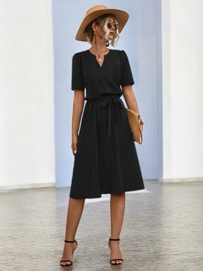 SUNNY VIBES – Sommerkleid mit Knotendetails und Notch-Ausschnitt