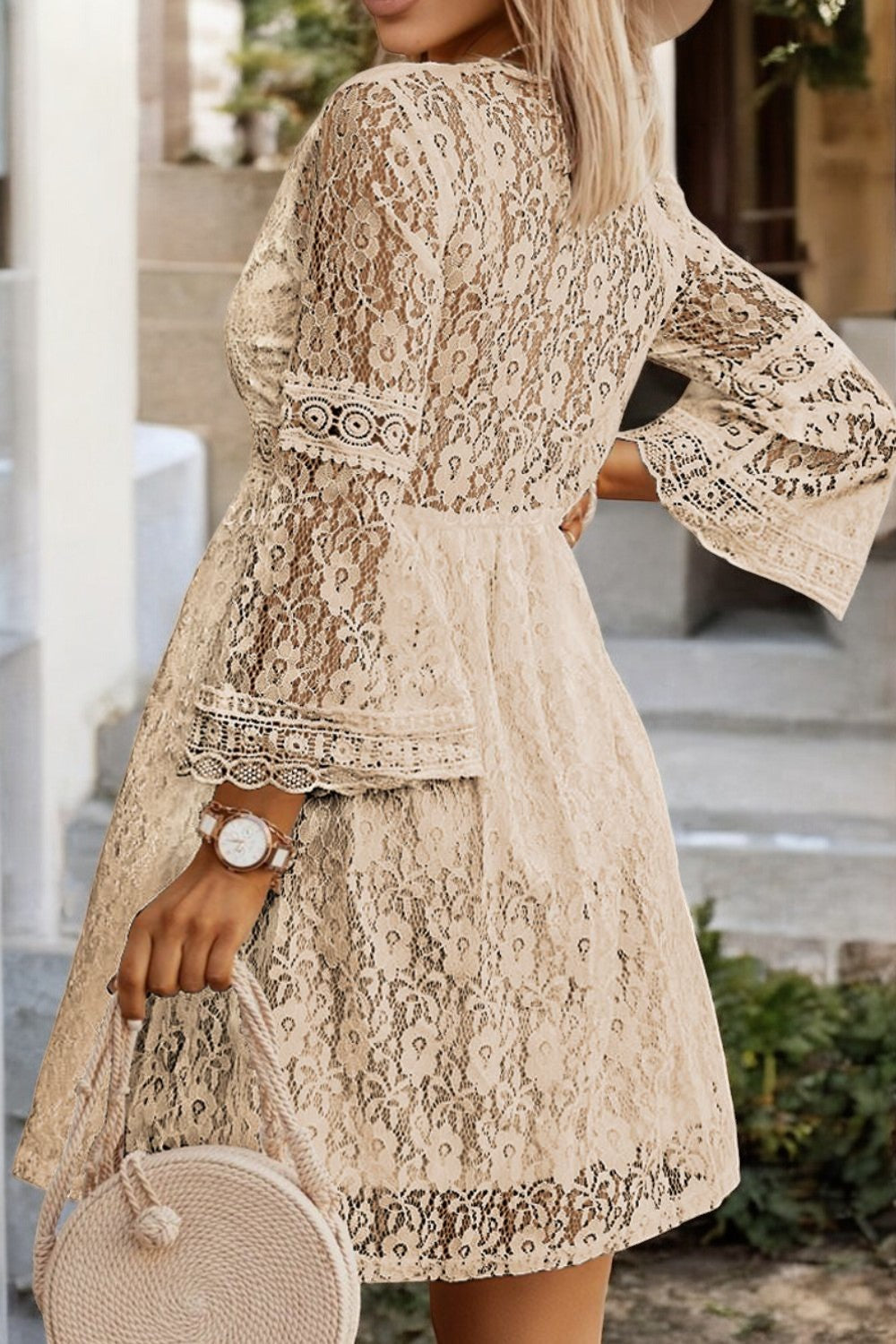 LACE ALLURE – V-Ausschnitt Kleid mit Spitzenärmeln