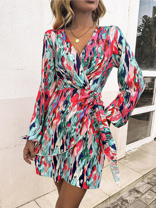 FLORAL FANTASY – Mini Kleid mit Wickeloptik und Ballonärmeln