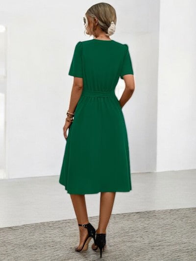 SUNNY VIBES – Sommerkleid mit Knotendetails und Notch-Ausschnitt