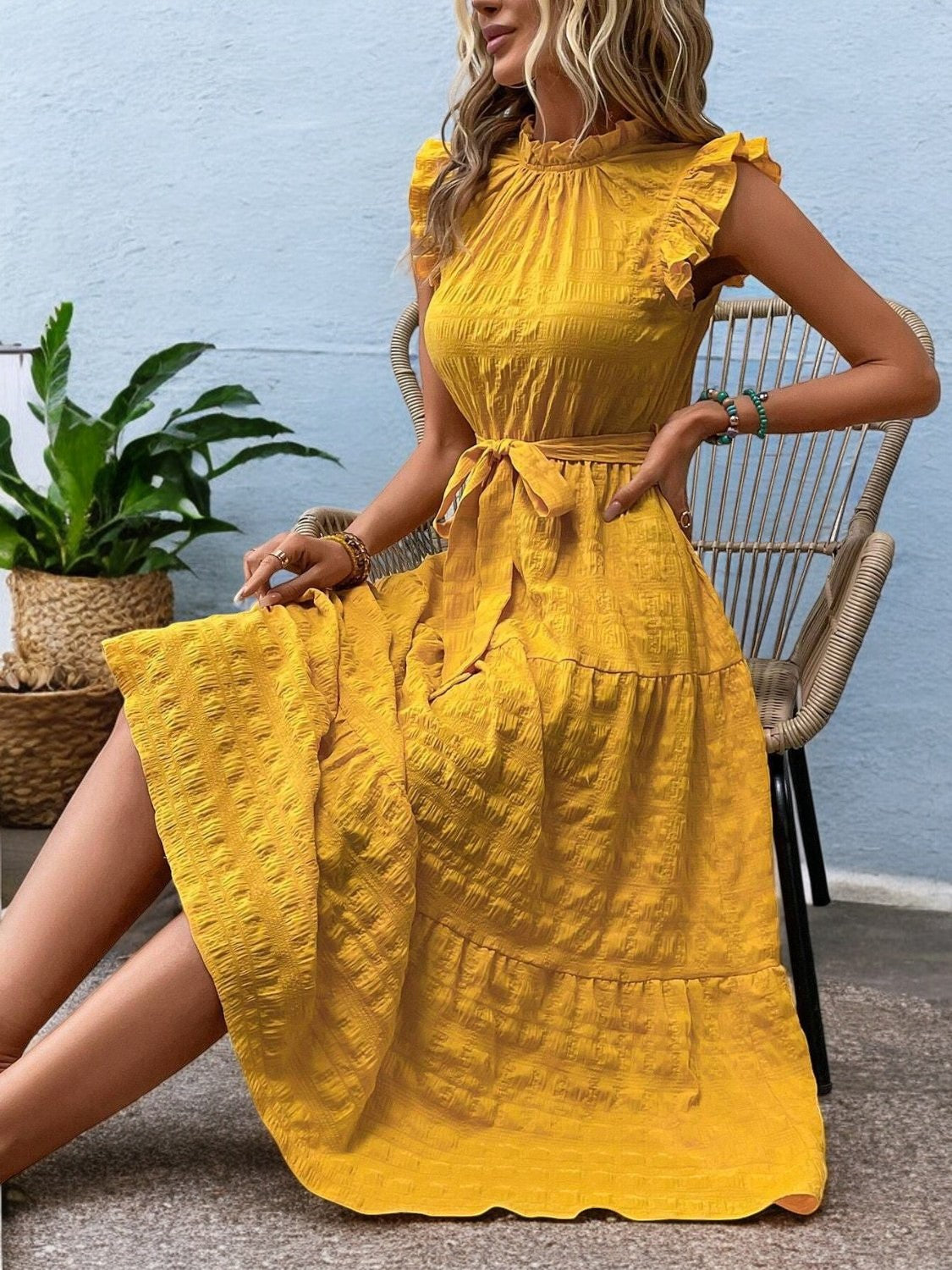 SUNNY CHARM – Midi Kleid mit Rüschensäumen und Bindegürtel