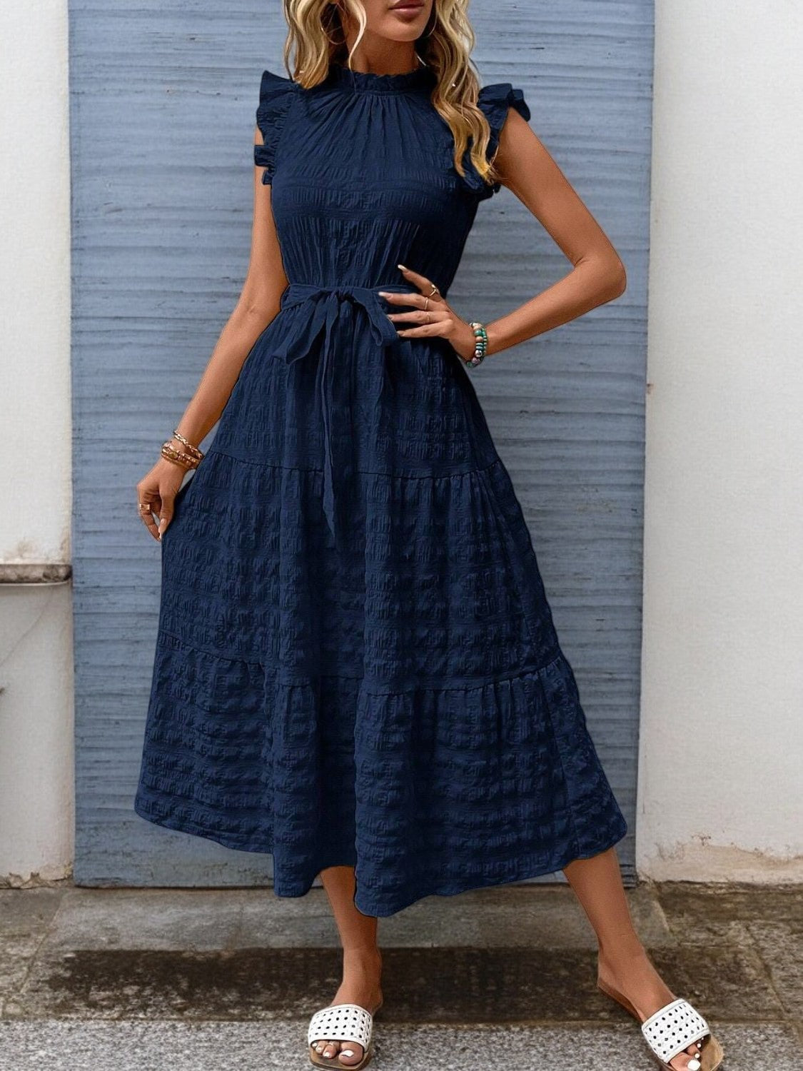 SUNNY CHARM – Midi Kleid mit Rüschensäumen und Bindegürtel