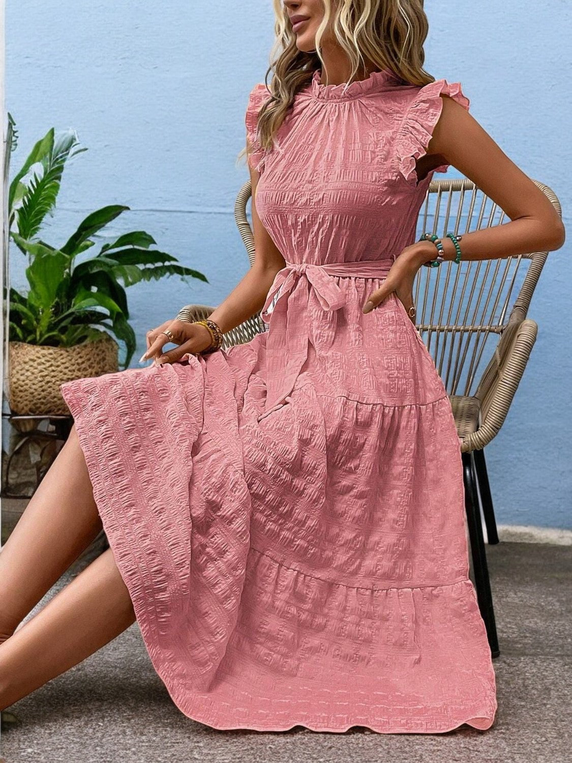 SUNNY CHARM – Midi Kleid mit Rüschensäumen und Bindegürtel