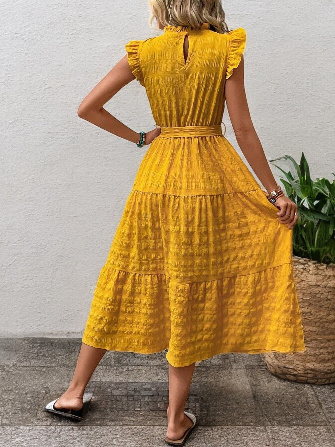 SUNNY CHARM – Midi Kleid mit Rüschensäumen und Bindegürtel