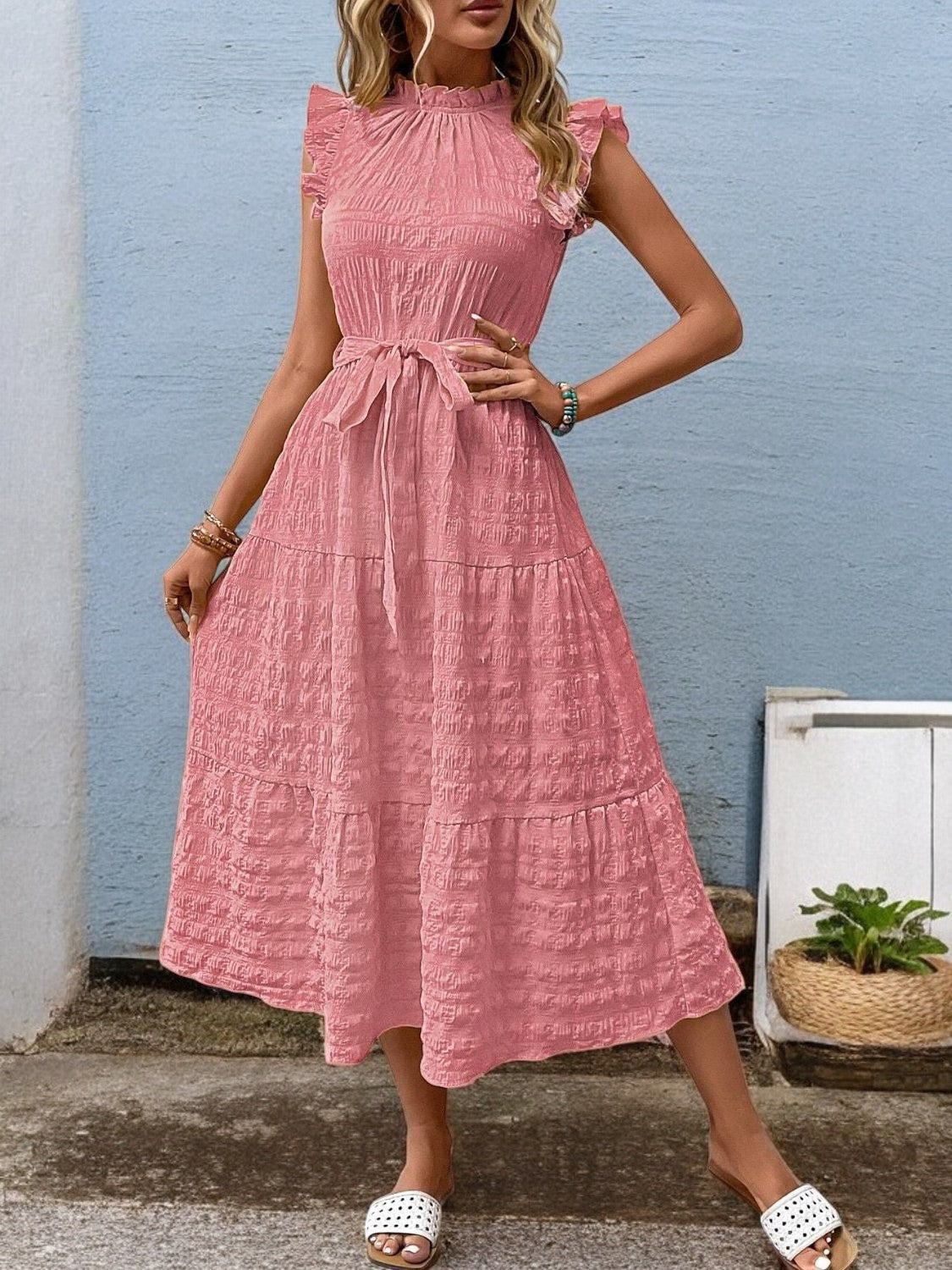 SUNNY CHARM – Midi Kleid mit Rüschensäumen und Bindegürtel