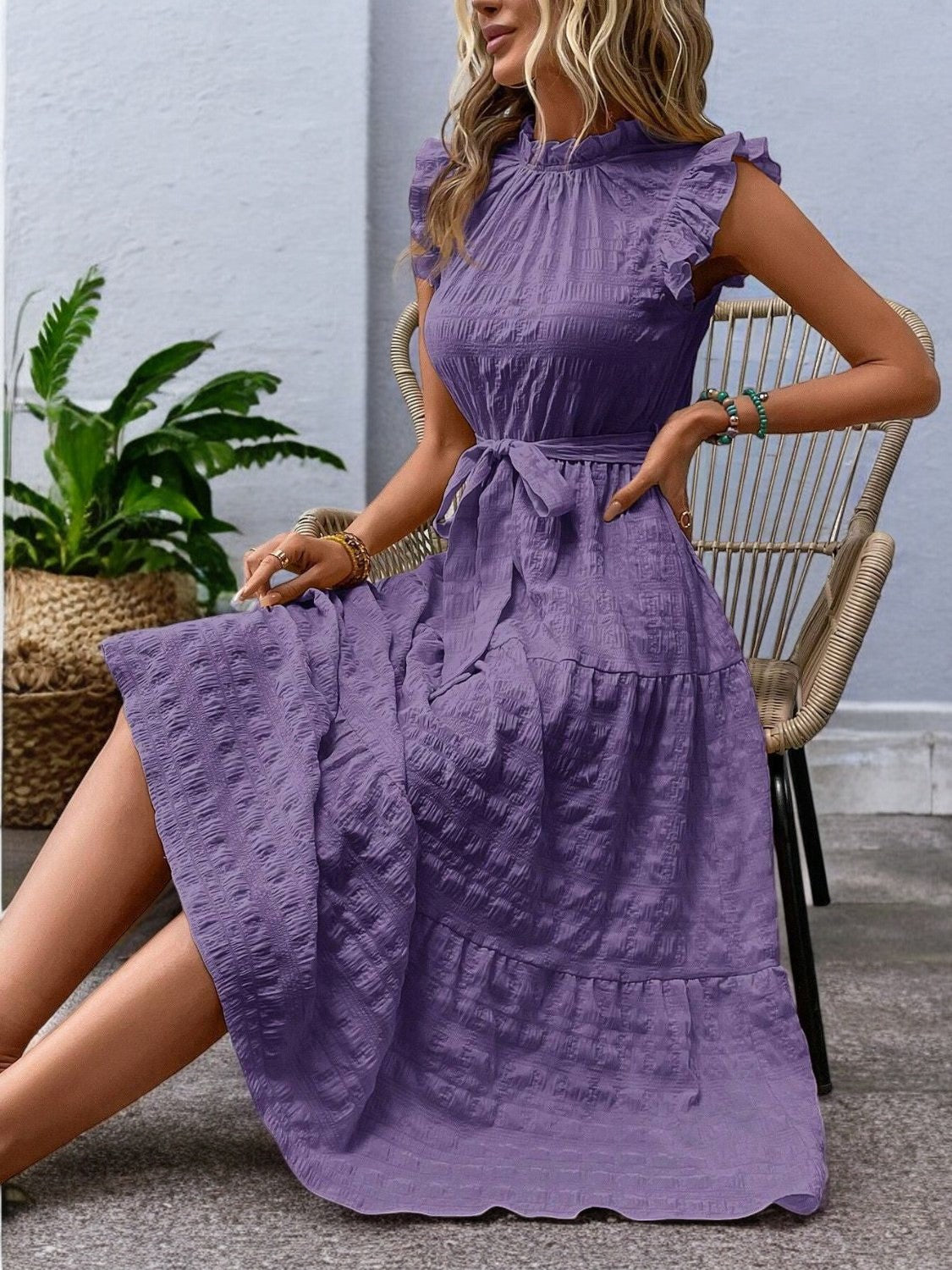 SUNNY CHARM – Midi Kleid mit Rüschensäumen und Bindegürtel