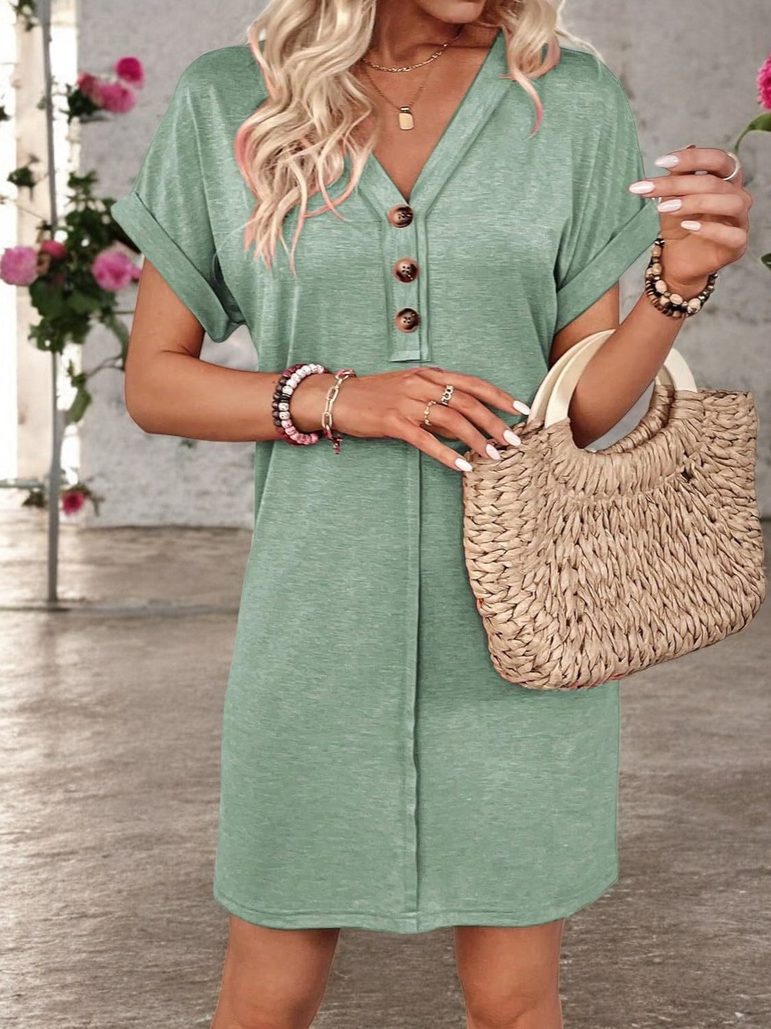 SUNLIT BREEZE – V-Ausschnitt Knopf Sommerkleid