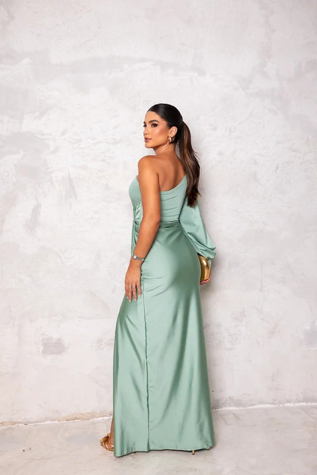 Kyara – Elegantes One-Shoulder-Satinkleid Mit Seitenschlitz