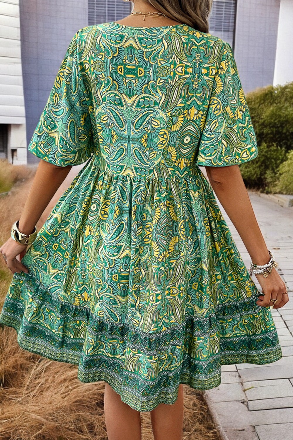 BREEZY BLOOM – Bedrucktes V-Ausschnitt Minikleid