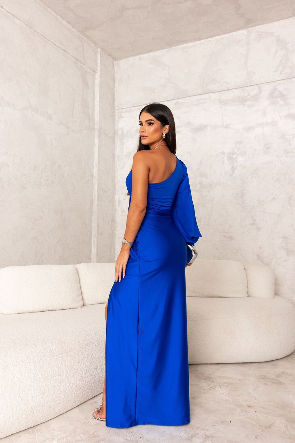 Kyara – Elegantes One-Shoulder-Satinkleid Mit Seitenschlitz