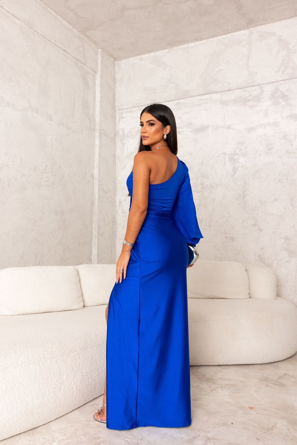 Kyara – Elegantes One-Shoulder-Satinkleid Mit Seitenschlitz