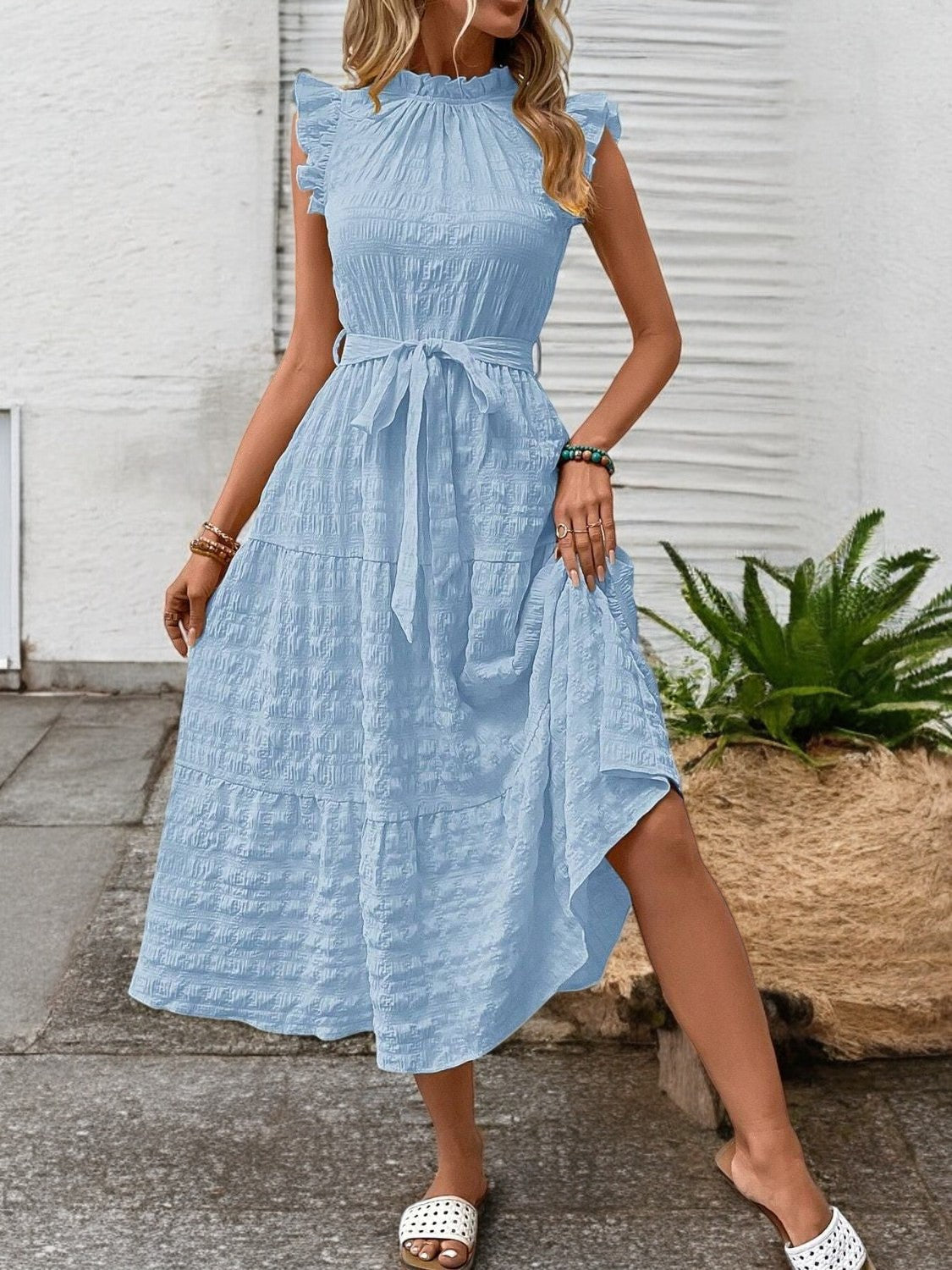 SUNNY CHARM – Midi Kleid mit Rüschensäumen und Bindegürtel