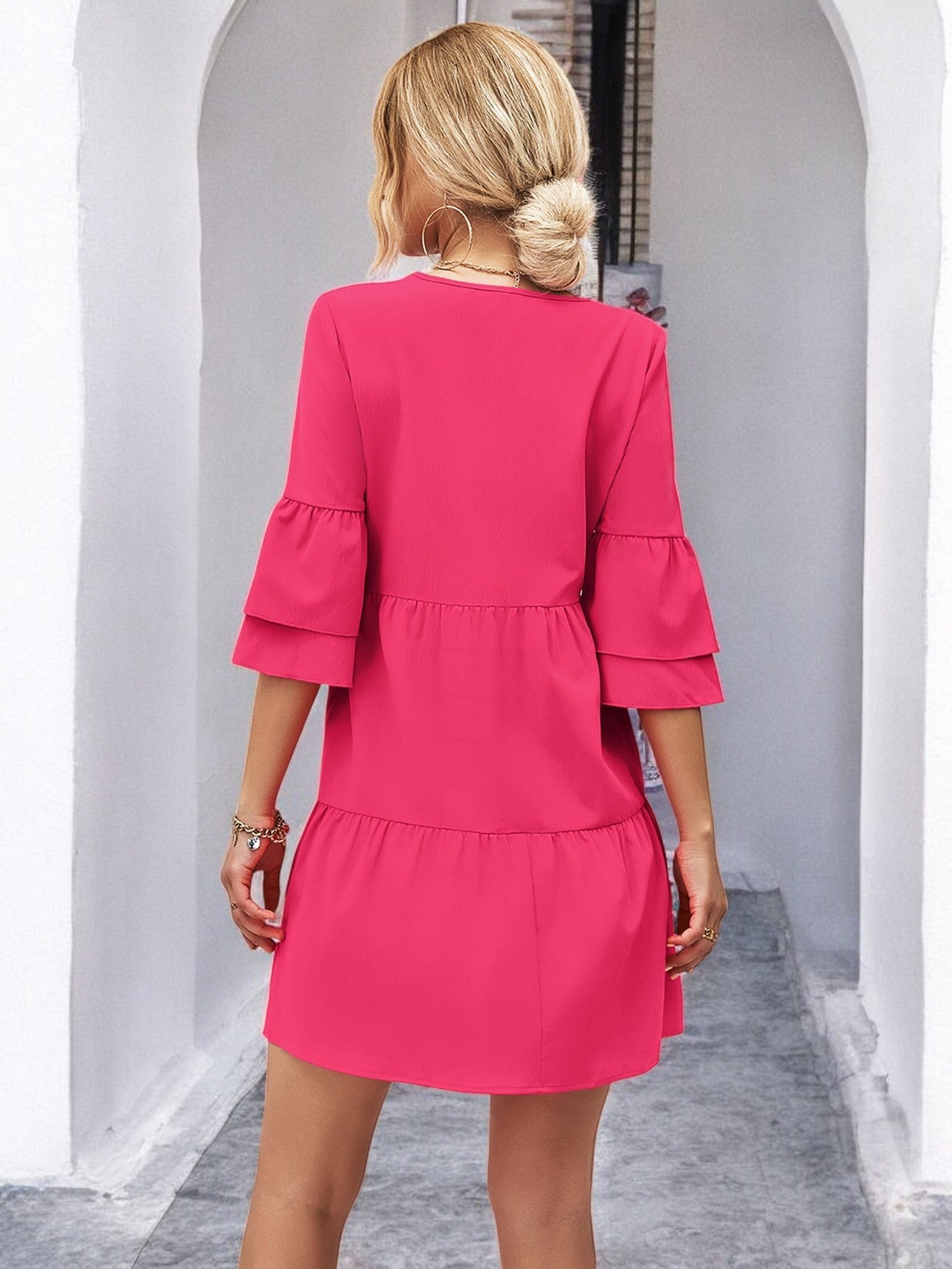 FLIRTY – V-Ausschnitt Minikleid mit Glockenärmeln