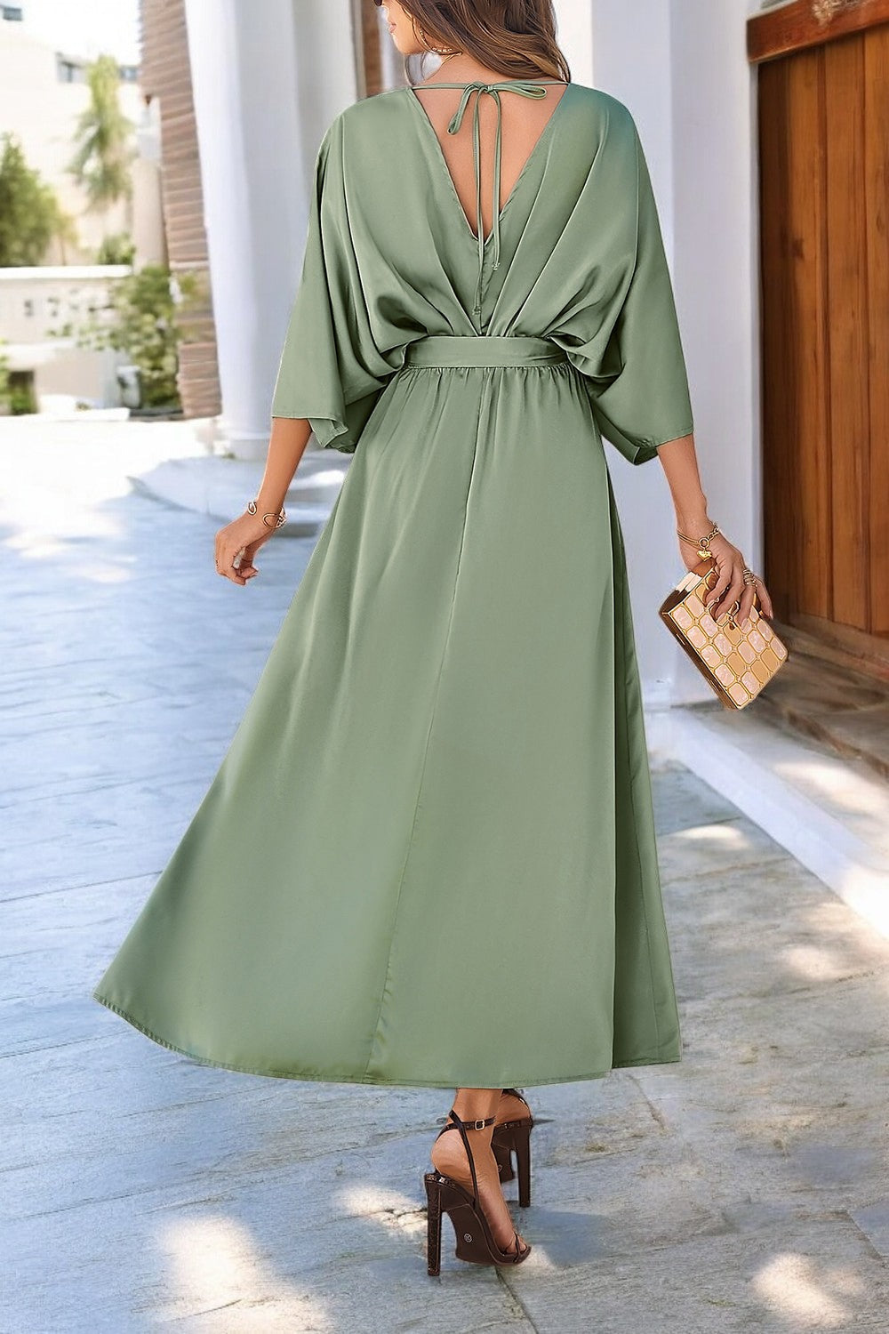 COASTAL CHARM – Kleid mit Schlitz, V-Ausschnitt und gebundenen Ärmeln