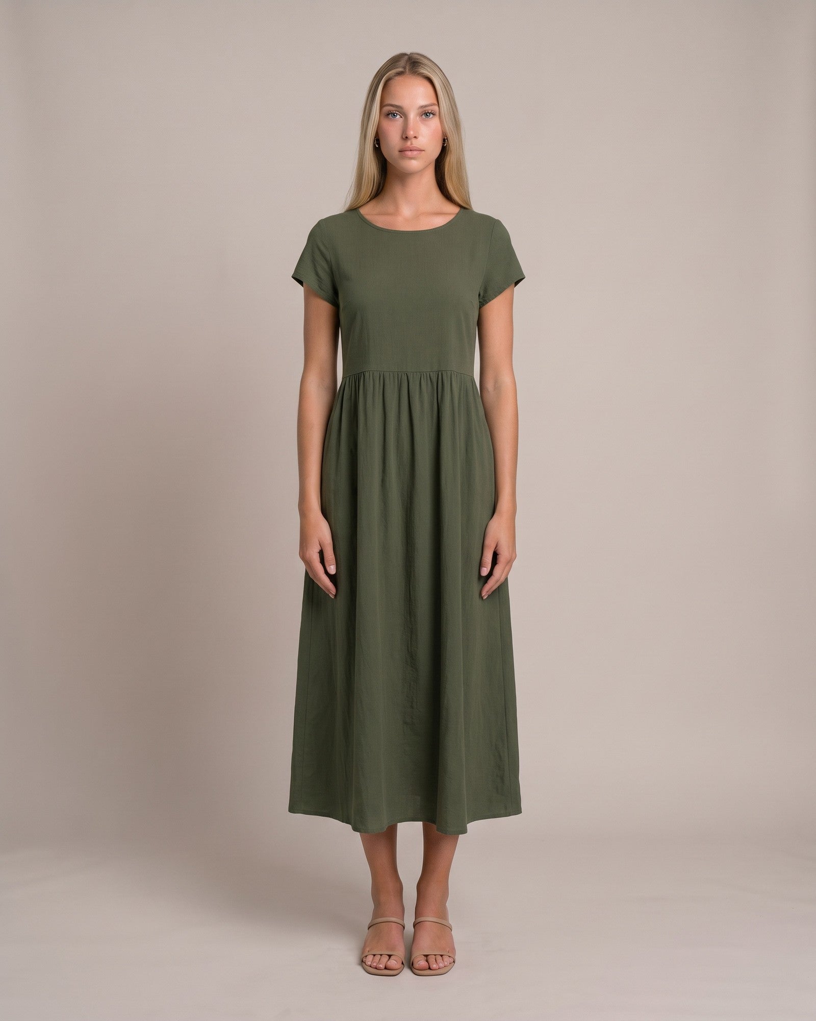 Model im Keira Sommerkleid mit Taschen - Armeegrün - von vorne