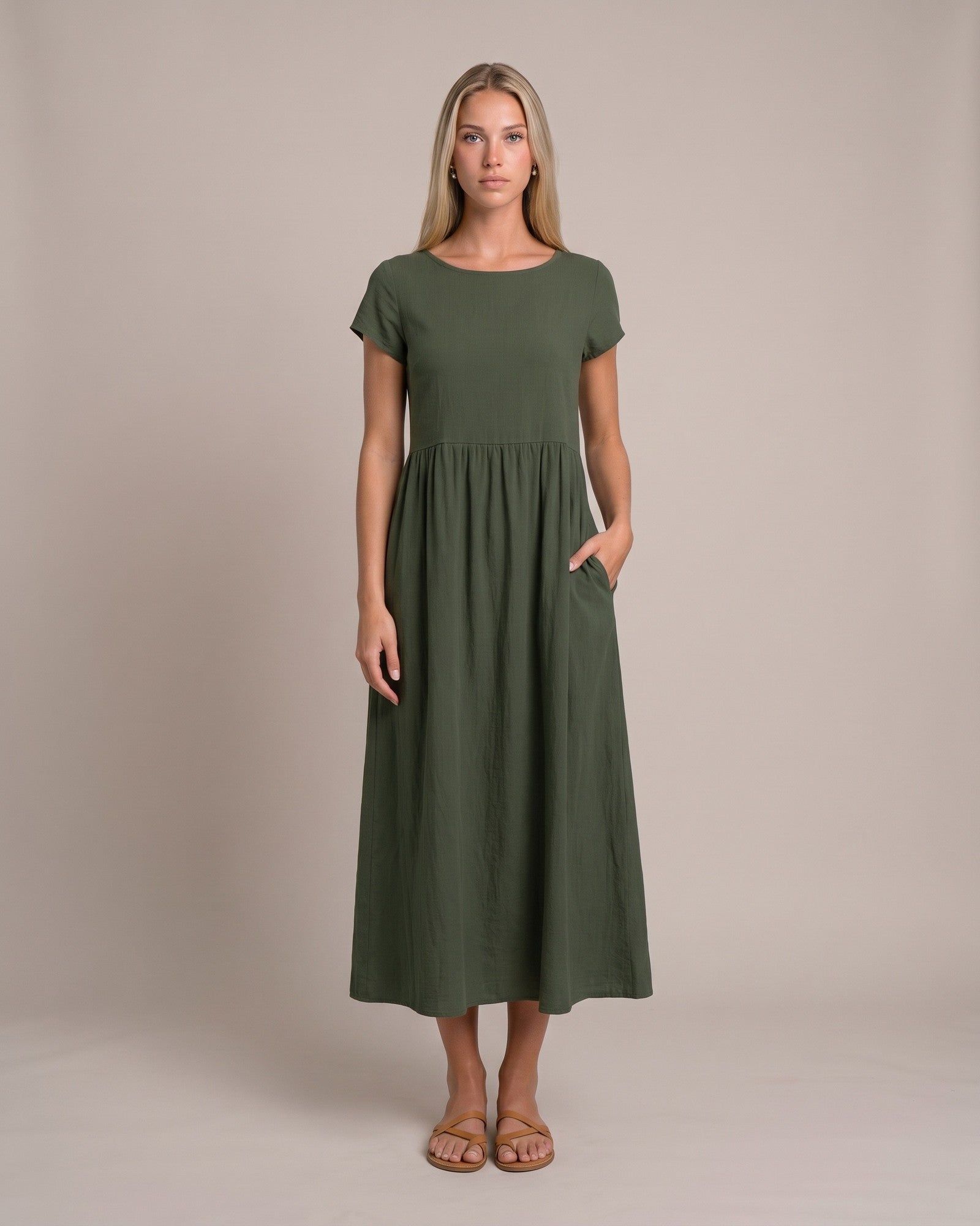 Model im Keira Sommerkleid mit Taschen - Armeegrün - zweite Ansicht
