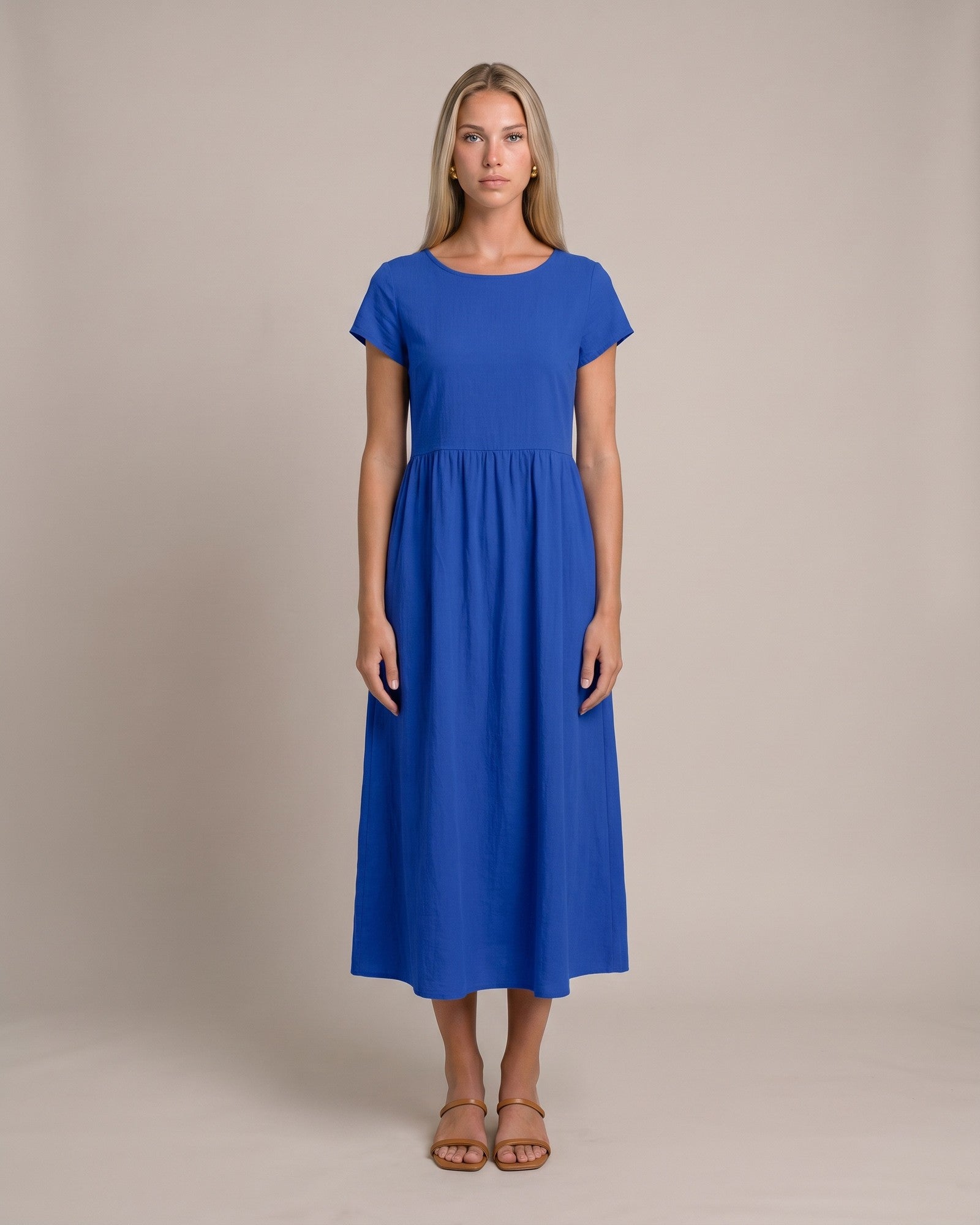 Model im Keira Sommerkleid mit Taschen - Blau - von vorne
