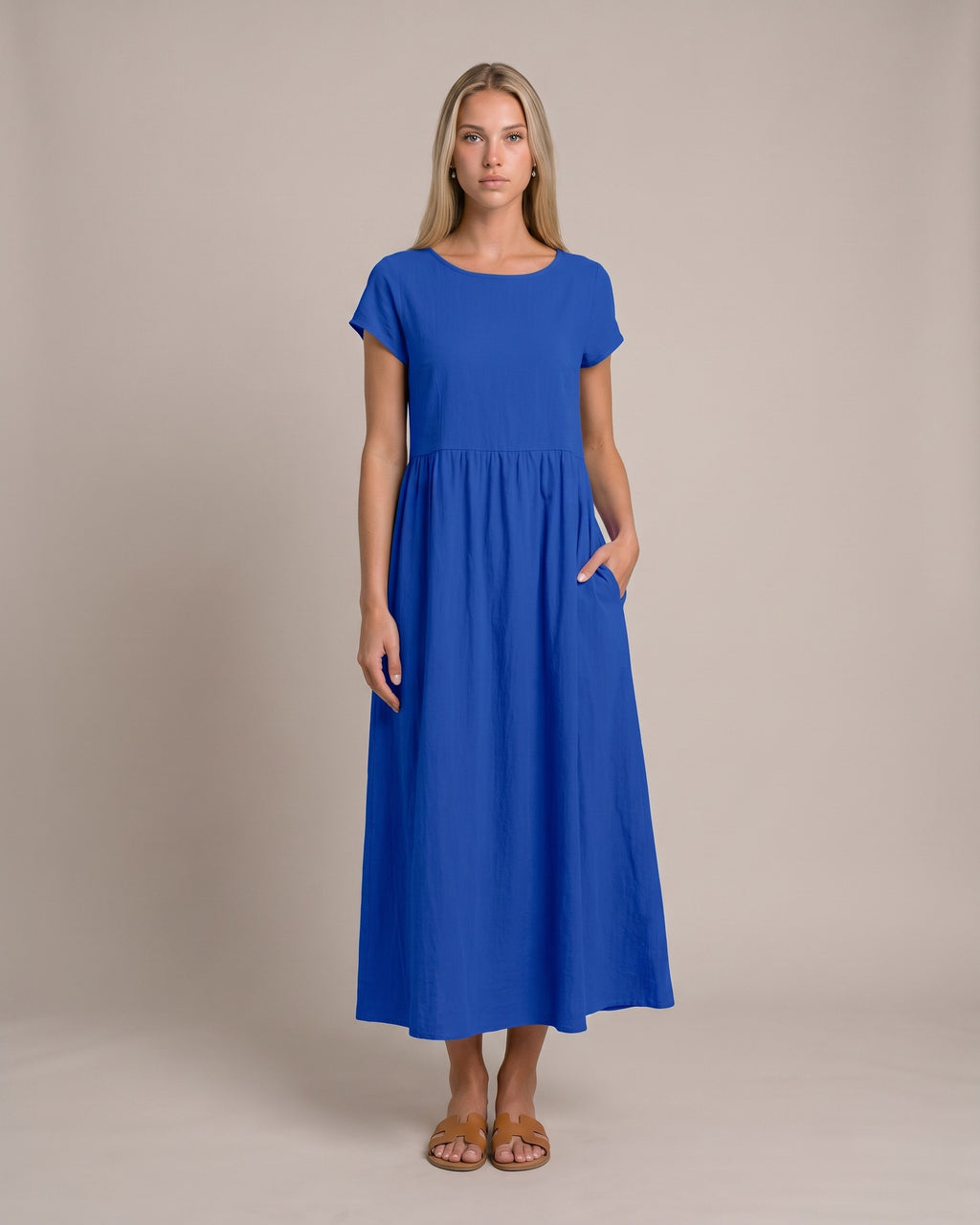 Model im Keira Sommerkleid mit Taschen - Blau - zweite Ansicht
