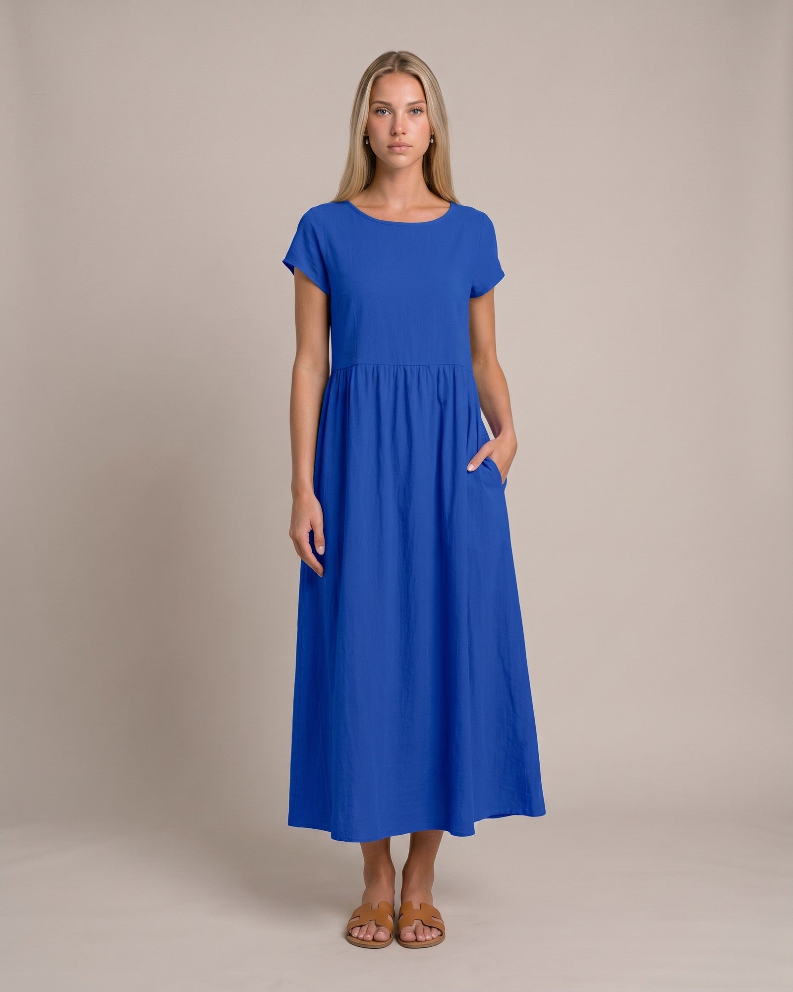 Model im Keira Sommerkleid mit Taschen - Blau - zweite Ansicht