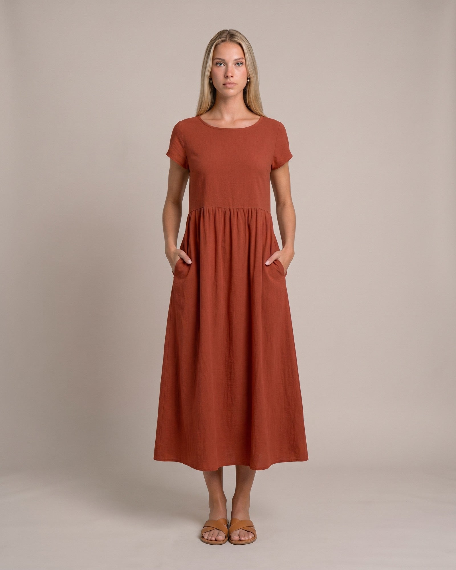 Model im Keira Sommerkleid mit Taschen - Braun - von vorne