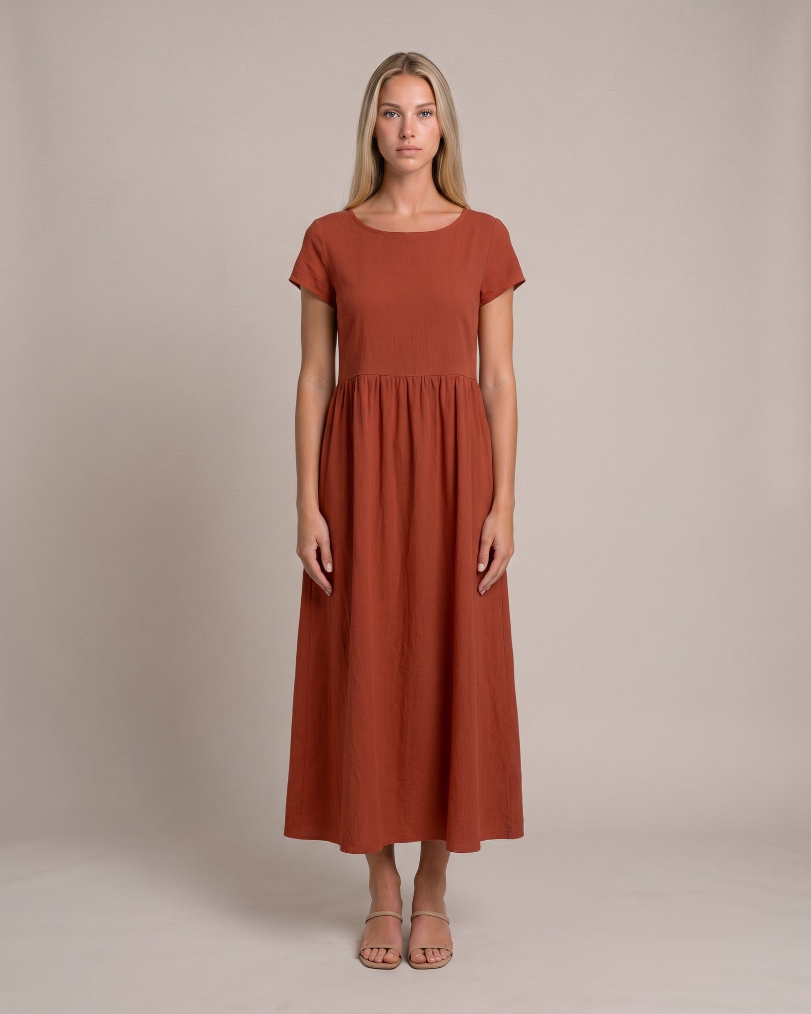 Model im Keira Sommerkleid mit Taschen - Braun - zweite Ansicht