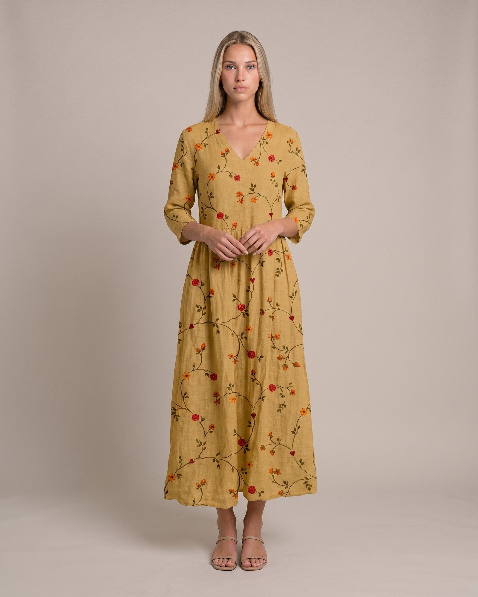 Model im Cella Maxikleid - Gelb - von vorne