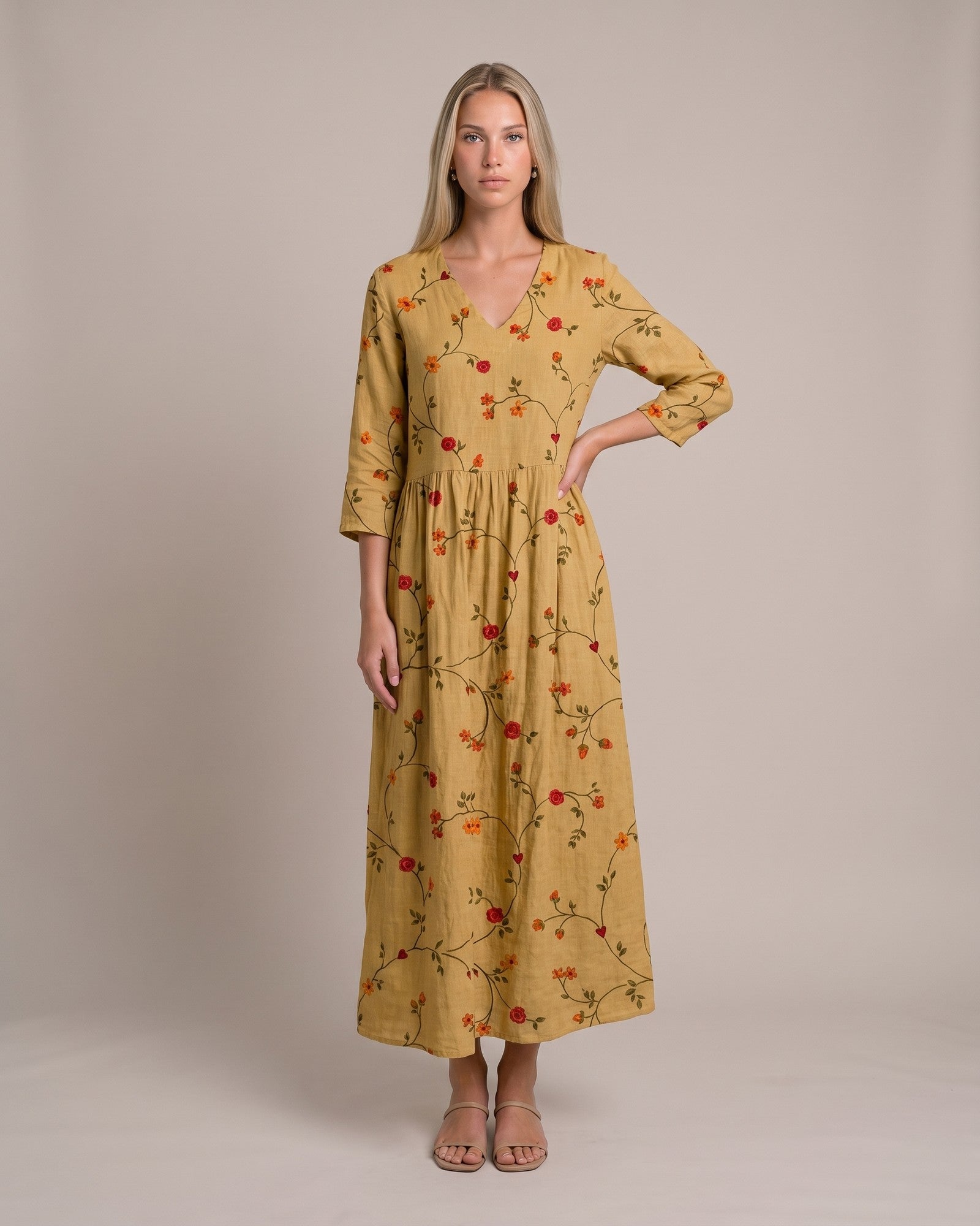 Model im Cella Maxikleid - Gelb - zweite Ansicht